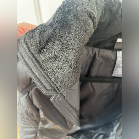 Lightweight Puffer Vest perfect for keeping warm on your outdoor adventures! - Picture 6 of 7